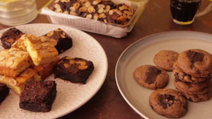 盘子上的糖果: 核仁巧克力饼，金发女郎，香蕉面包和饼干。