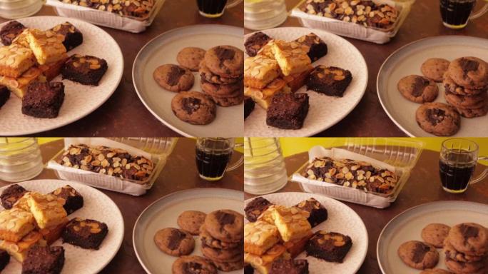 盘子上的糖果: 核仁巧克力饼，金发女郎，香蕉面包和饼干。