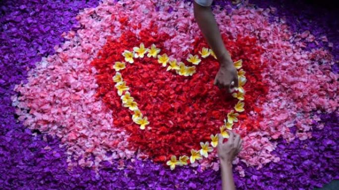 为新婚夫妇在水疗酒店的会面做准备，他们准备了一间浴室，用各种颜色的花瓣装满，把花瓣以心脏的形式放在水