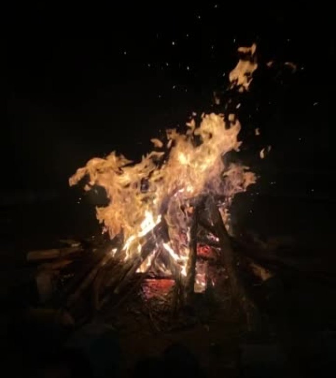 一堆木棍在夜间燃烧着火焰