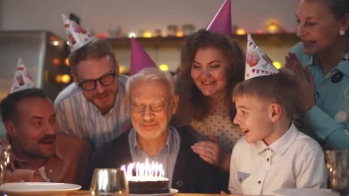 多代家庭一起在家庆祝祖父生日。实时