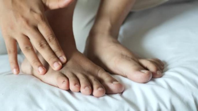 女人在床上痛苦的脚上传递信息