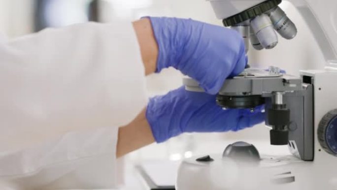 科学，显微镜和妇女在实验室与样本的dna测试，生物技术和分析。医疗保健，创新和研究，实验和医学分析实