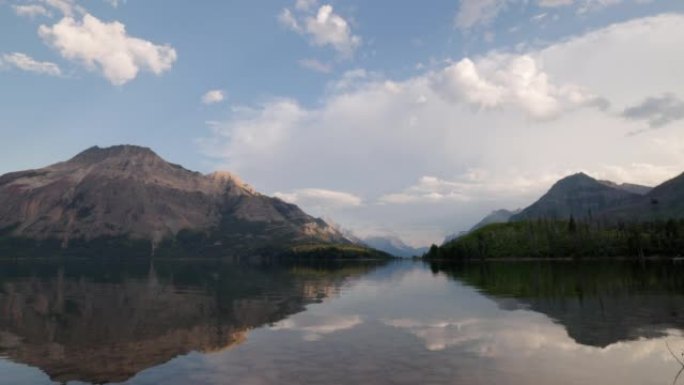 加拿大艾伯塔省沃特顿湖国家公园日落时的沃特顿湖
