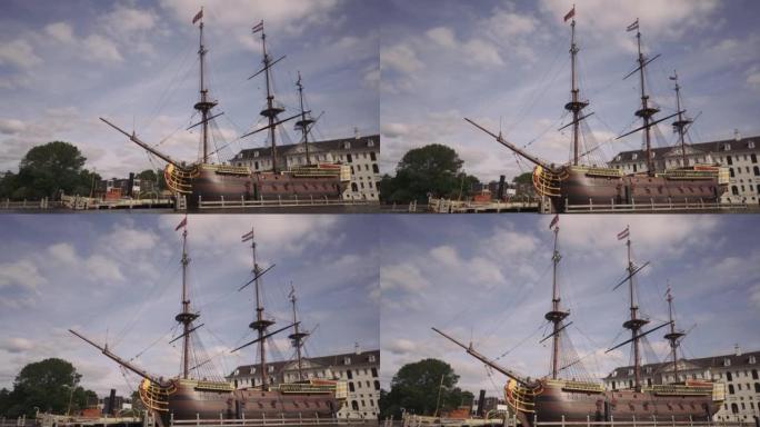 乌云密布的天空下荷兰阿姆斯特丹的旧木船