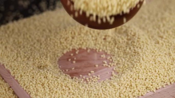 从小麦或小米中撒上蒸粗麦粉