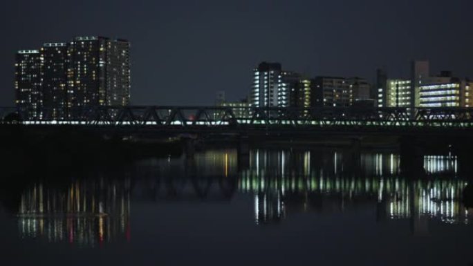 火车在城市过河