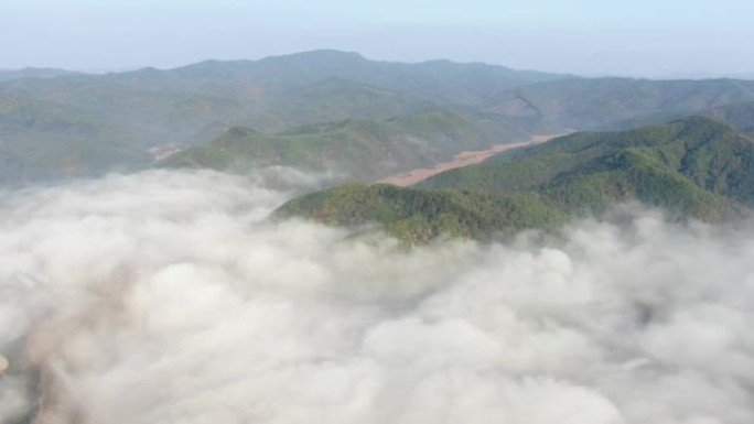 中国东北大雾中的山脉鸟瞰图