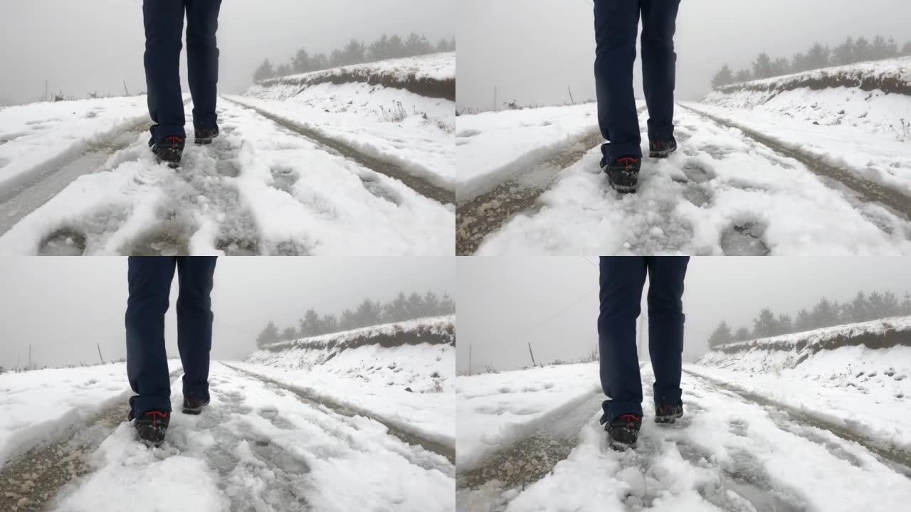 迷失的徒步旅行者在雪中沿着铁轨行走的低视野