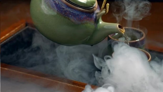 茶概念。日本茶道文化东方饮料。茶壶和茶杯放在桌子上，配有竹子和传统的日本装饰元素