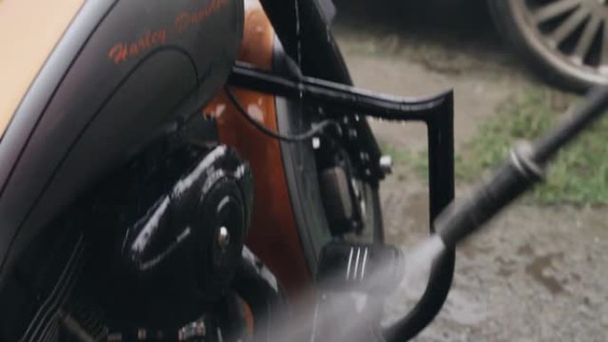 用高压射流清洗哈雷戴维森摩托车。