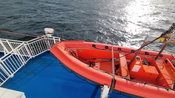 渡船甲板上的橙色充气救生艇，用于紧急情况和海上事故。