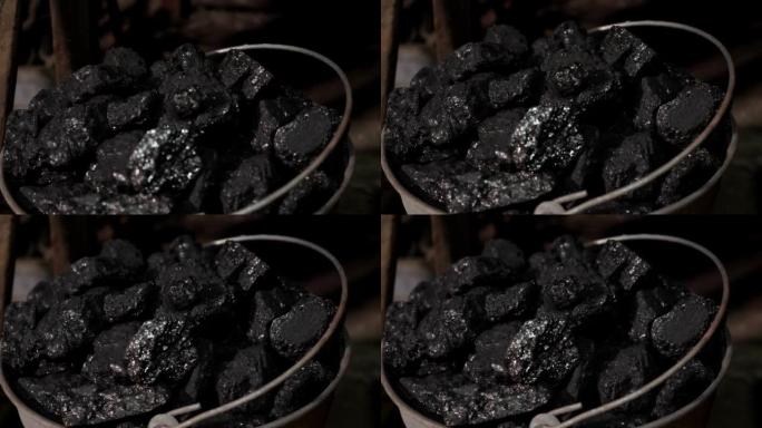 伪造桶中煤的特写镜头。锻造中的工作场所。