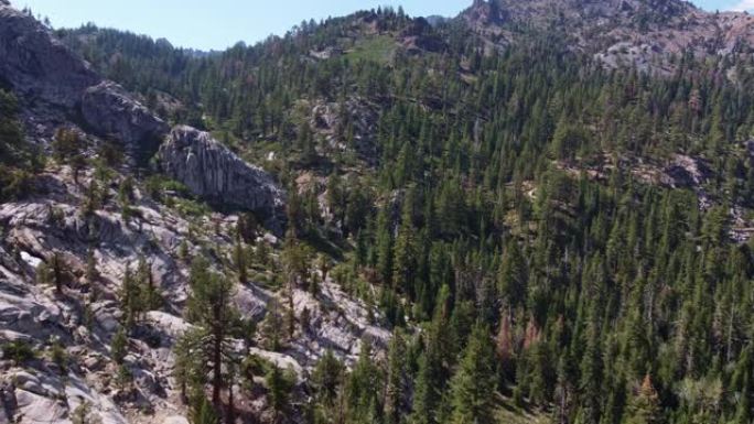 加州落基岩Ebbetts Pass山的鸟瞰图