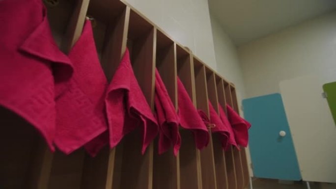 毛巾挂在幼儿园洗手间的木柜里