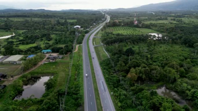 汽车在当地道路上行驶的鸟瞰图