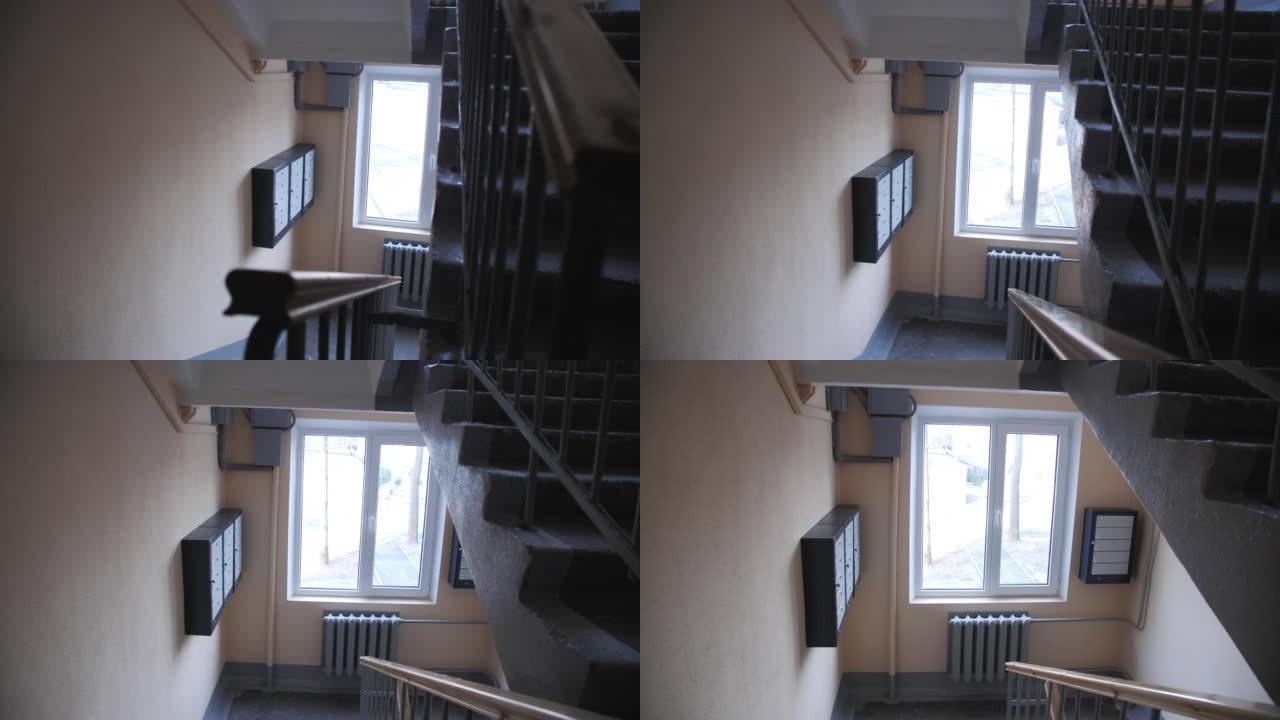 公寓楼里有字母箱和窗户的楼梯