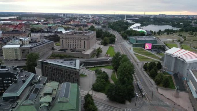 正在上升的无人机拍摄的赫尔辛基Parlament住宅