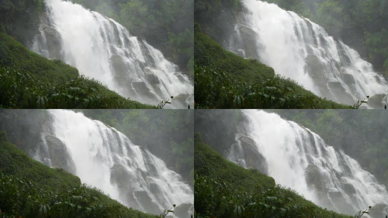 Wachiratharn瀑布在清新的雨林Doi Inthanon国家公园中流动。
