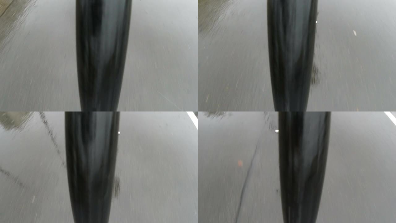 在雨中骑行