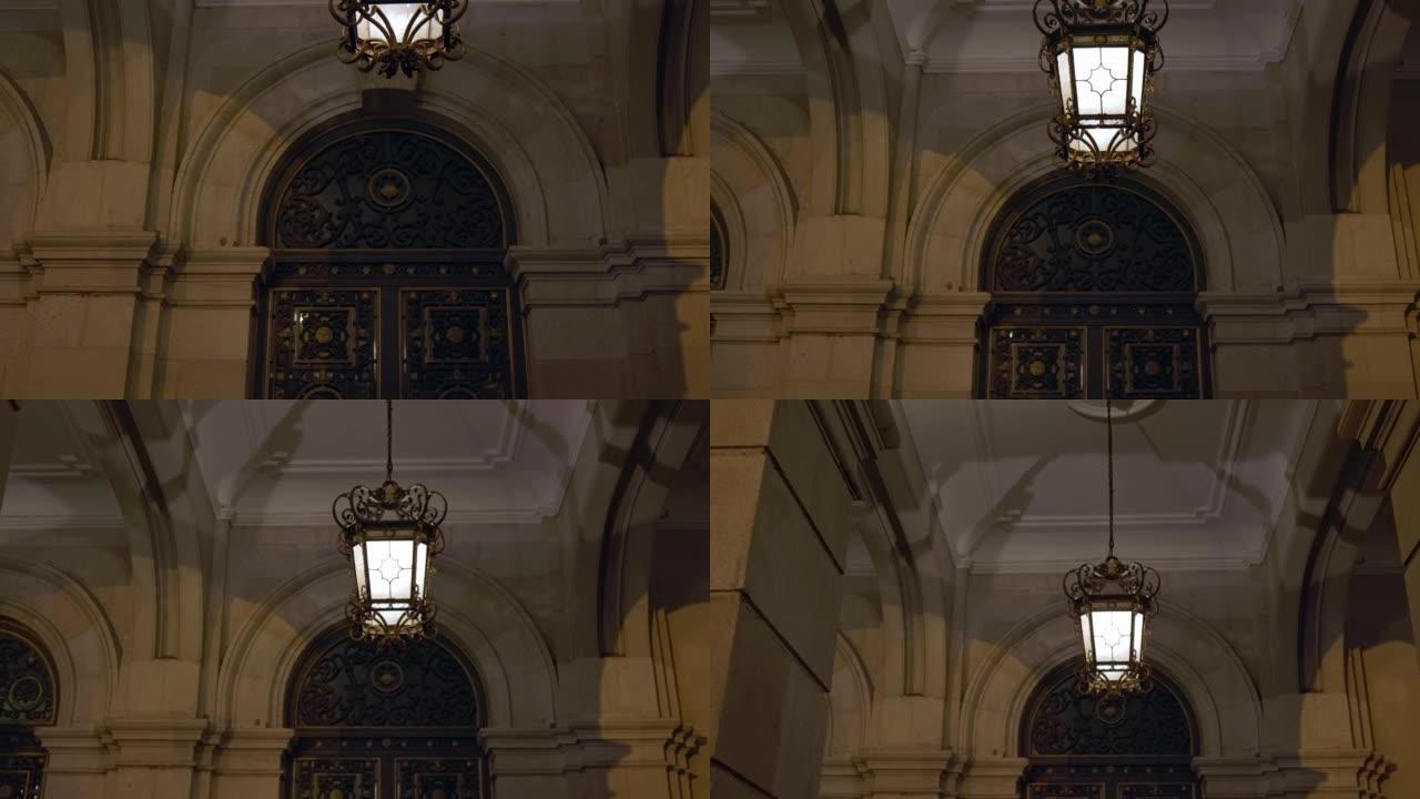 建筑物的一扇旧门，摄像机向后悬挂着一盏路灯。