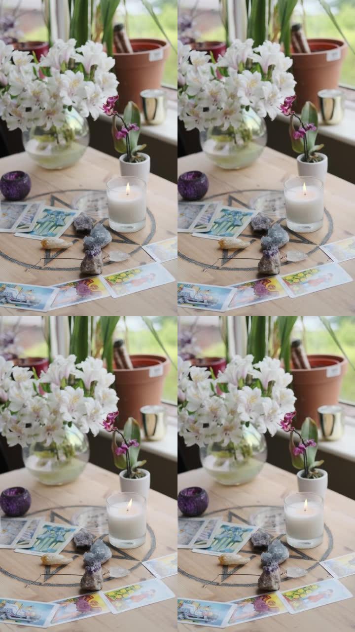 塔罗牌、水晶、鲜花和桌子上的蜡烛的高清镜头