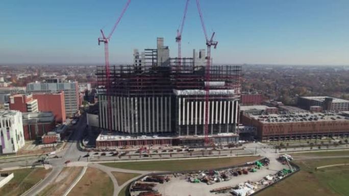 建筑起重机和工作人员在俄亥俄州哥伦布以外的新建筑上完成