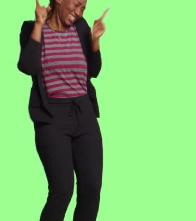 垂直视频: 快乐搞笑女孩玩弄舞蹈动作