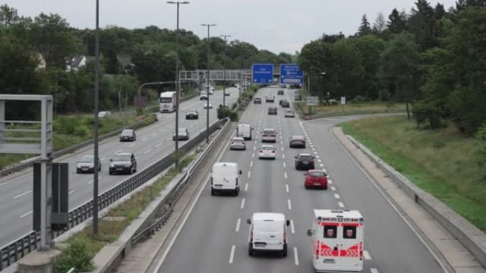 在科隆繁忙的德国高速公路上，一群车辆快速行驶，慢动作