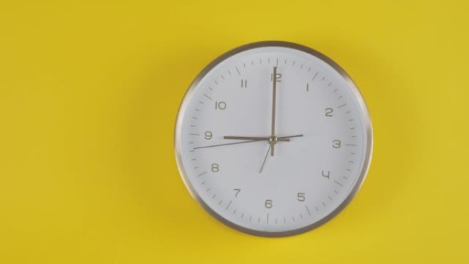 时钟显示9点，在黄色背景上
