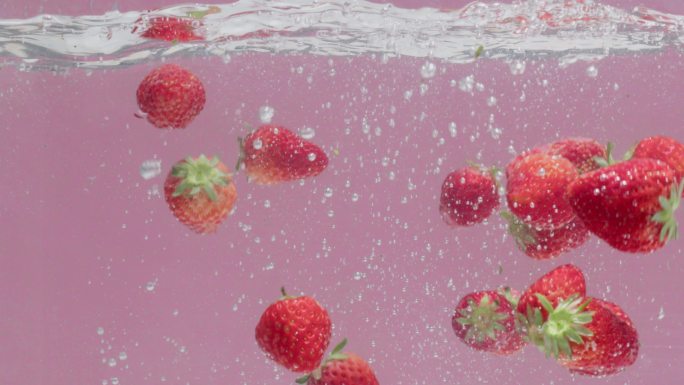 草莓入水 红色水果