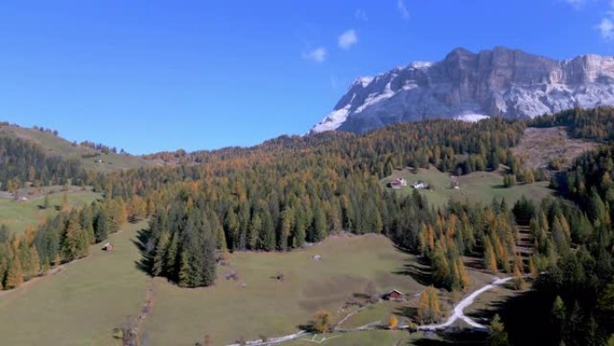 阿尔塔·巴迪亚山谷 (Alta Badia Valley)，在Pedraces (Pedratsch