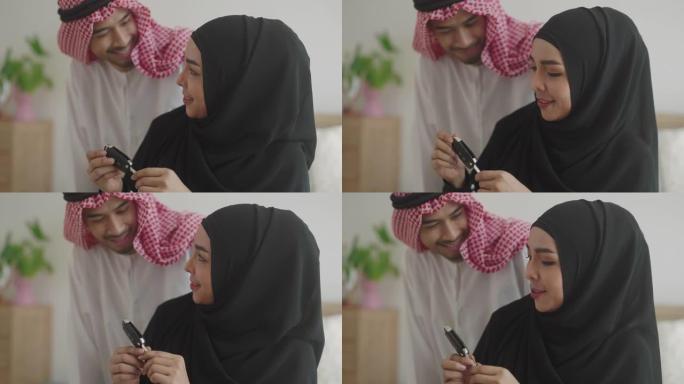 年轻的阿拉伯男子向女友赠送车钥匙。
