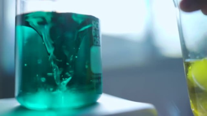 实验室磁力搅拌器烧杯中的绿色液体。
