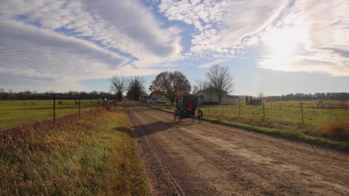 阿米什 (Amish) 越野车在乡村土路上迅速移动