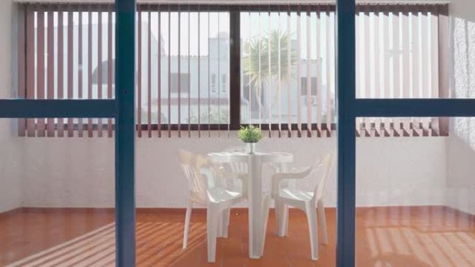 葡萄牙公寓客厅的传统内部，展现出舒适、阳光明媚的日子和幸福。