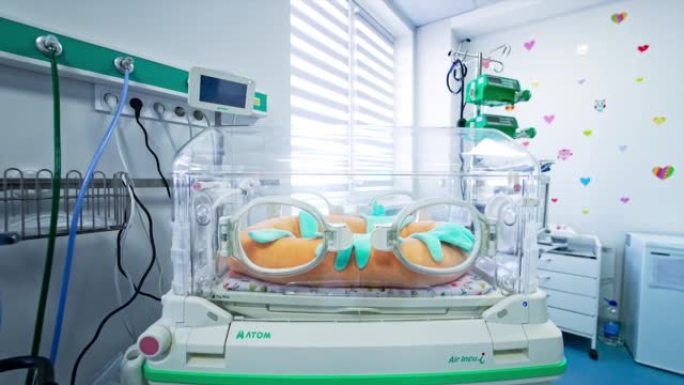 新生婴儿的现代孵化器。特写。现代妇产医院复苏可爱的光室。
