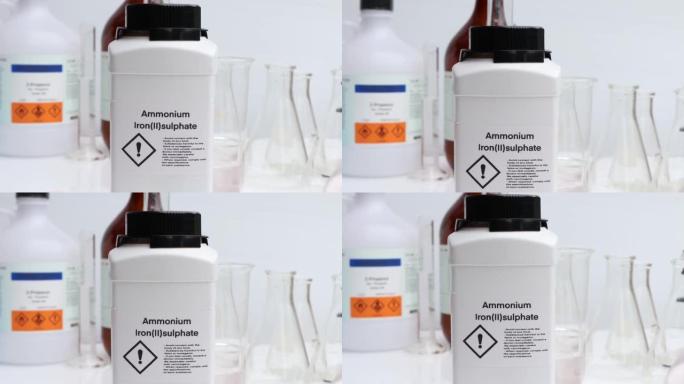 瓶中的硫酸铁 (II) 铵，实验室和工业中的化学物质