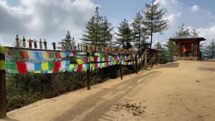 五颜六色的佛教旗帜在前往不丹虎巢的路上