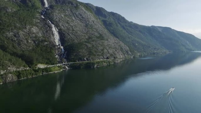 挪威湖上船的风景鸟瞰图
