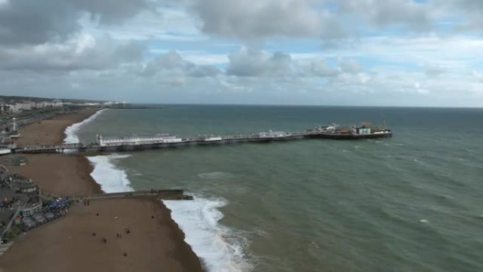 美丽的布莱顿海滩4k视频。英国布莱顿的神奇日落和暴风雨天气。