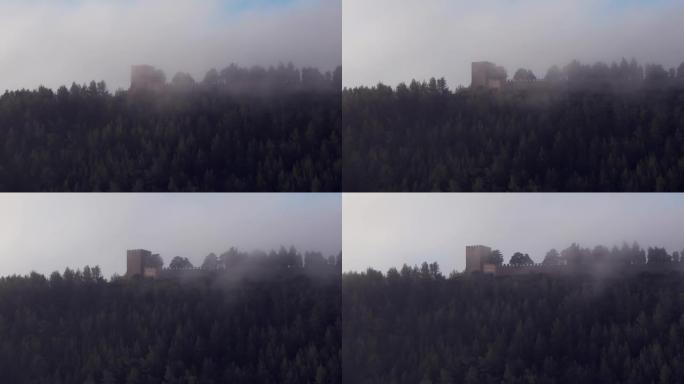 葡萄牙塞图巴尔塞辛布拉城堡隐藏雾的鸟瞰图
