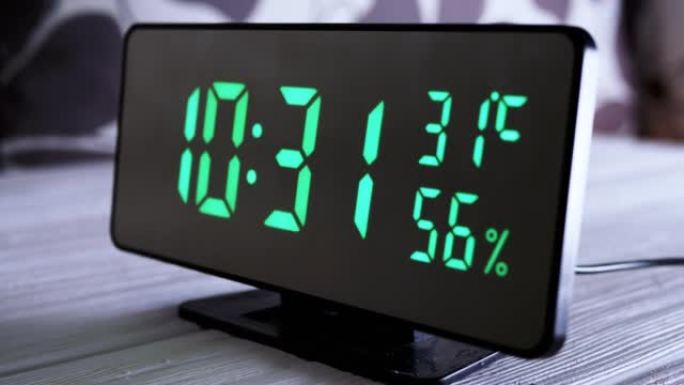 数字时钟在绿色显示上午10:31上显示时间、温度、空气湿度
