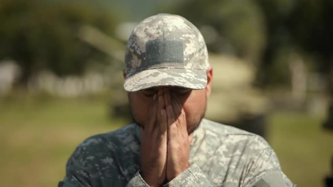 在执行外勤任务时，身着军装的特种部队士兵站在一边，哭泣。在战争状态下，身着军装的军队守卫者站在主战坦