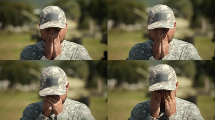 在执行外勤任务时，身着军装的特种部队士兵站在一边，哭泣。在战争状态下，身着军装的军队守卫者站在主战坦