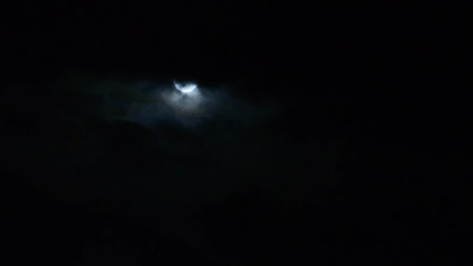 暗示性的满月在一些白云后面慢慢滑过她2