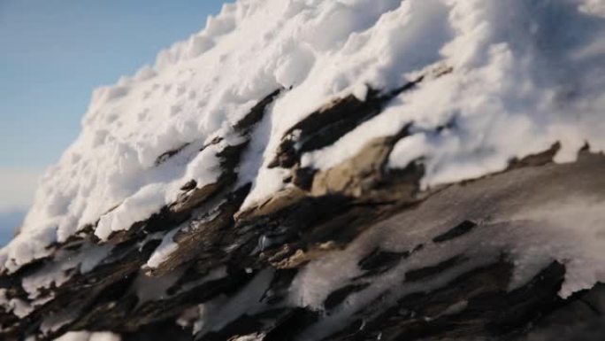 Steadicam稳定拍摄了瑞士阿尔卑斯山的雪岩。冬季关闭岩山