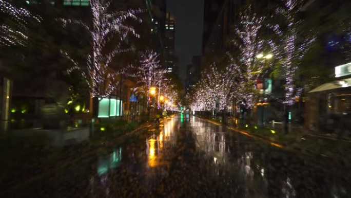 在雨夜开车。东京丸之内圣诞照明