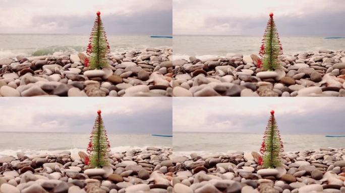 石滩上的圣诞枞树。新年庆典。玩具树。海上旅行和寒假。新2023年