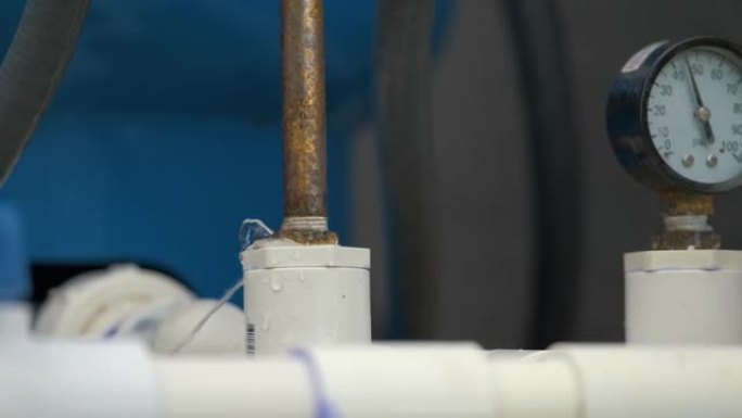 美国房屋室外水过滤系统连接不良的塑料管漏水